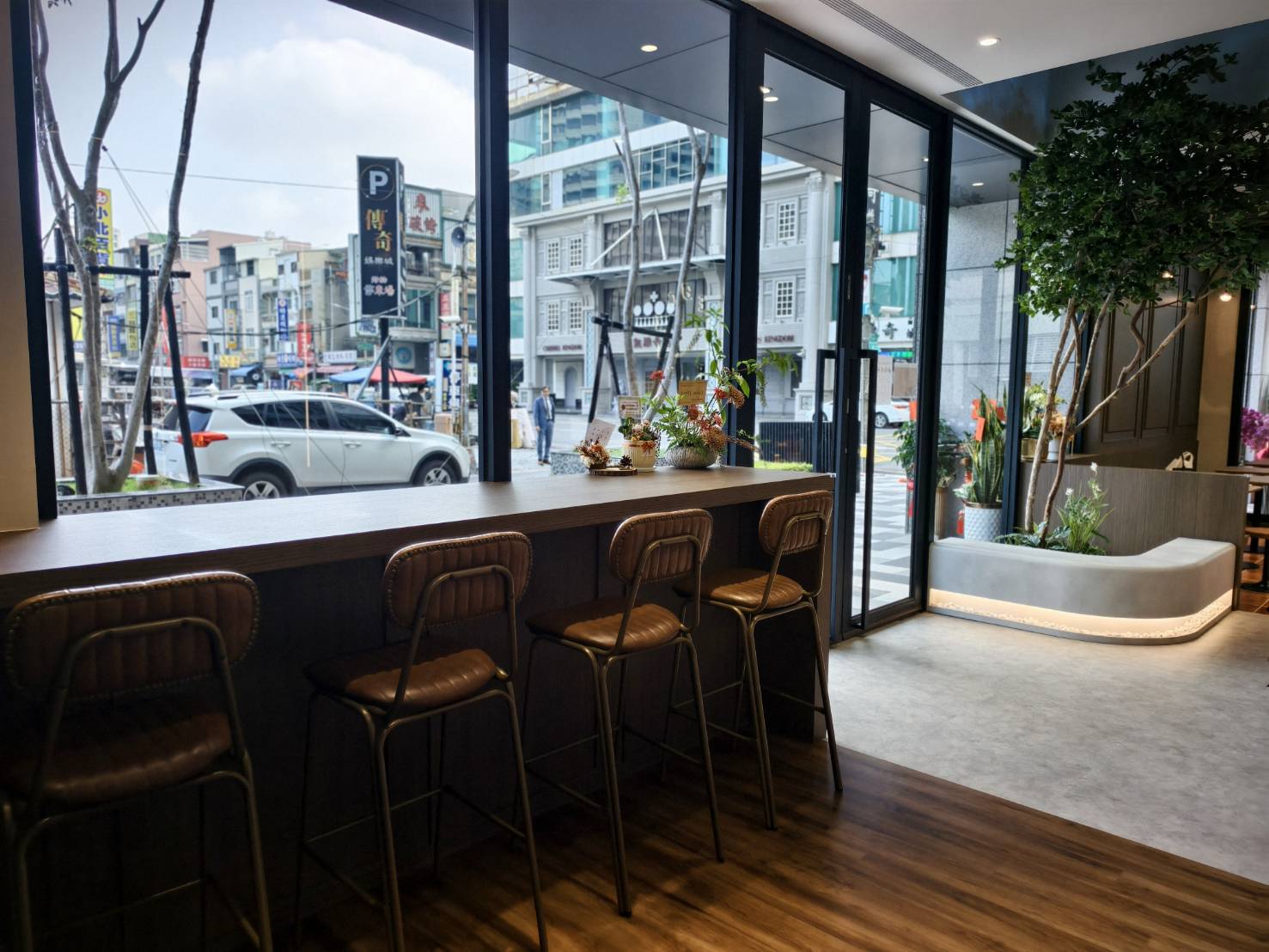 每咖啡,自強三路上寵物友善咖啡店,除了義式可頌,還有磅蛋糕與鹹派沙拉