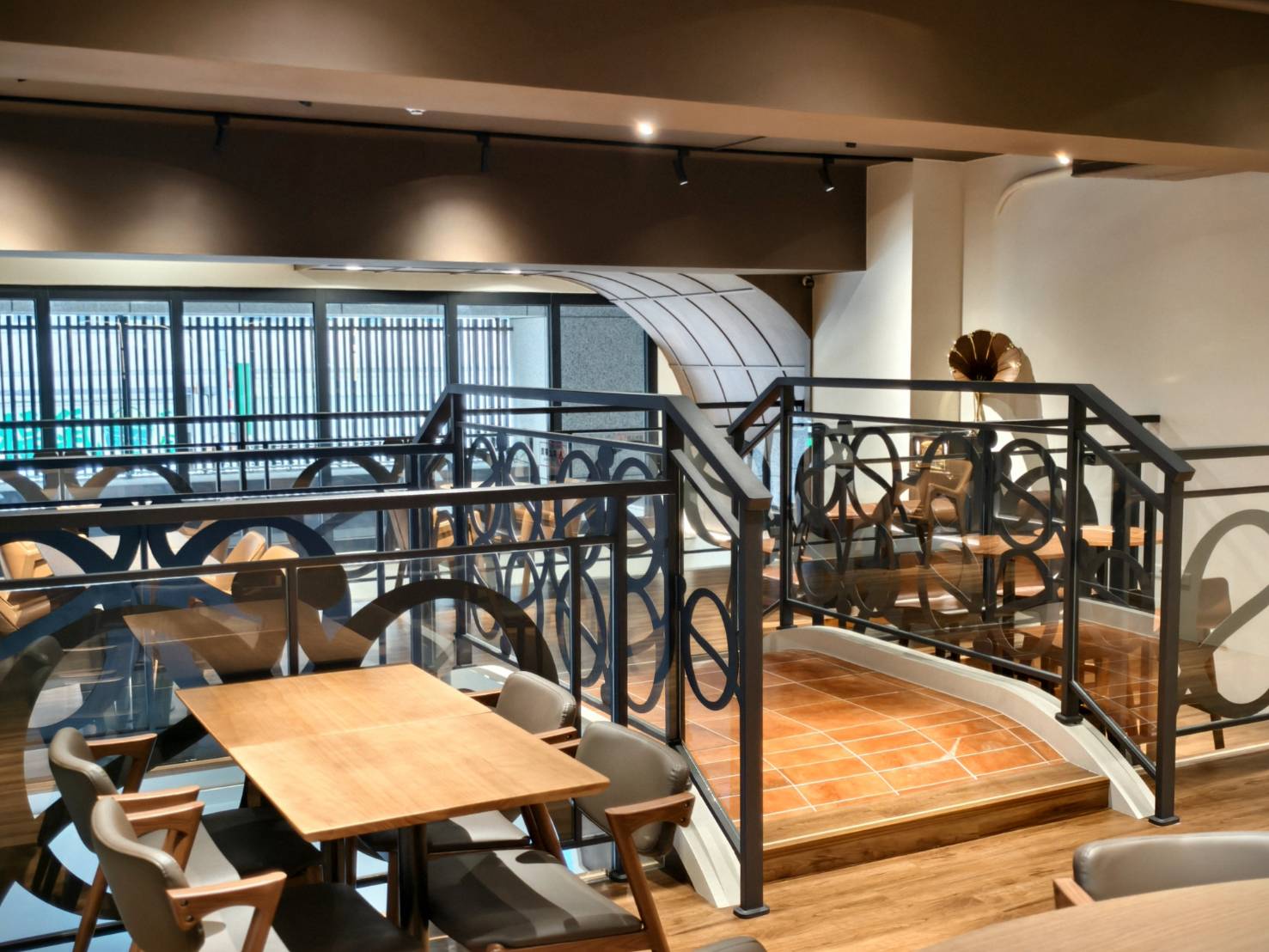 每咖啡,自強三路上寵物友善咖啡店,除了義式可頌,還有磅蛋糕與鹹派沙拉