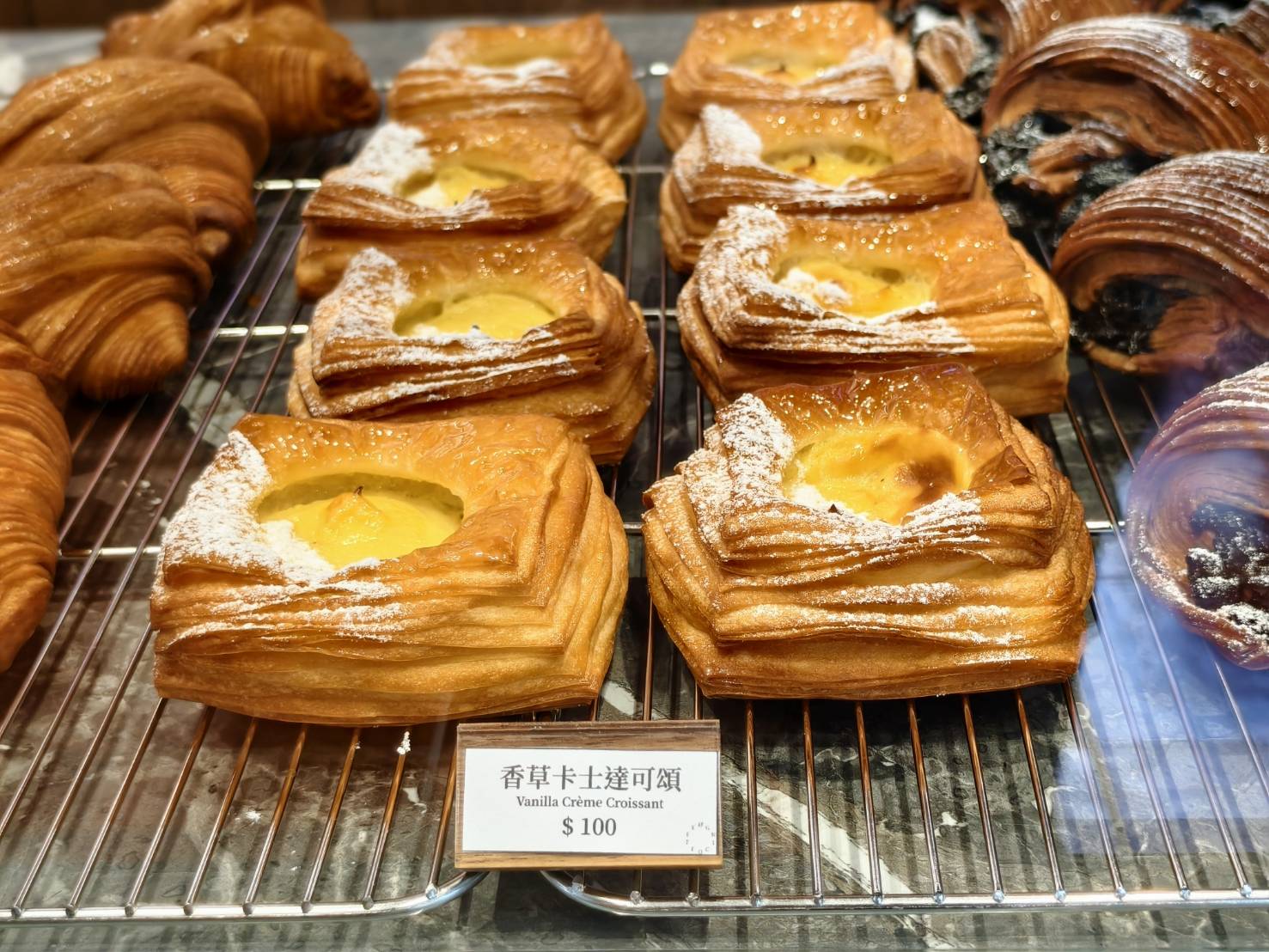 每咖啡,自強三路上寵物友善咖啡店,除了義式可頌,還有磅蛋糕與鹹派沙拉