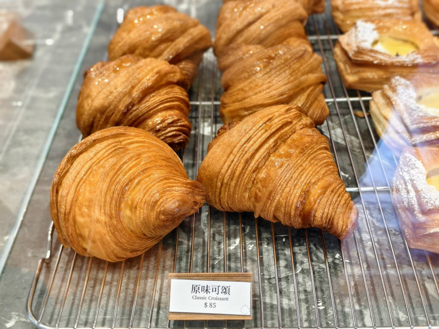 每咖啡,自強三路上寵物友善咖啡店,除了義式可頌,還有磅蛋糕與鹹派沙拉