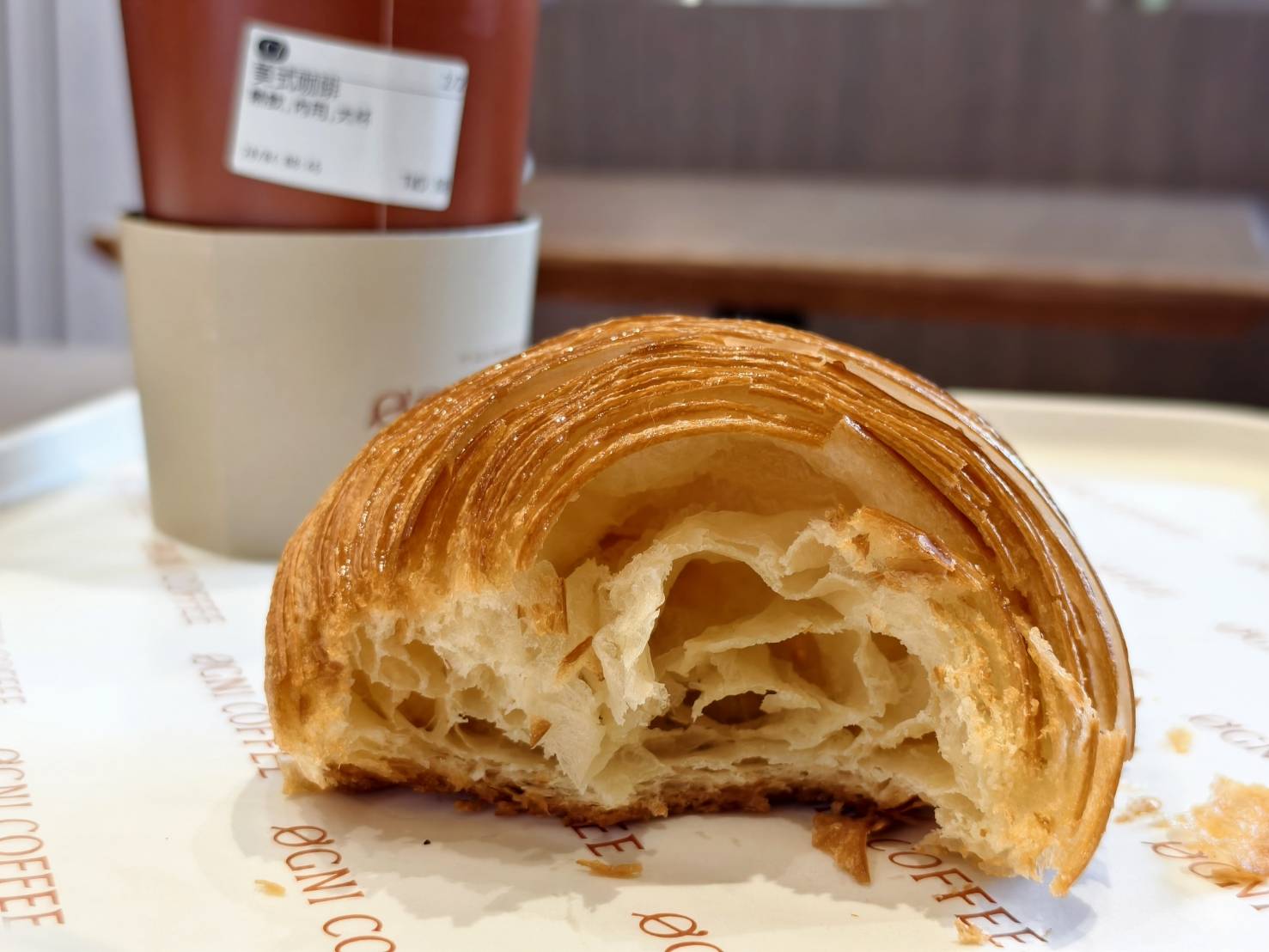 每咖啡,自強三路上寵物友善咖啡店,除了義式可頌,還有磅蛋糕與鹹派沙拉